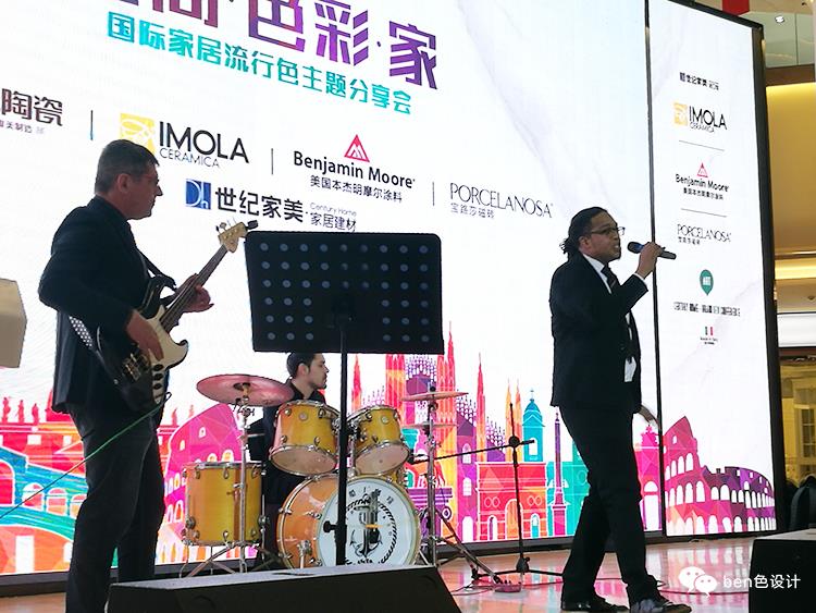 1487233028409146.jpg 開(kāi)場(chǎng)前請(qǐng)了外國(guó)著名樂(lè)隊(duì)藝演.jpg